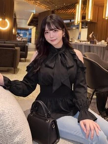 Bijouette 大尺碼女款蝴蝶結露肩上衣，荷葉領，鬆緊腰抽褶，長袖，優雅修身顯瘦，秋冬上衣 - 黑色 - 查看 9