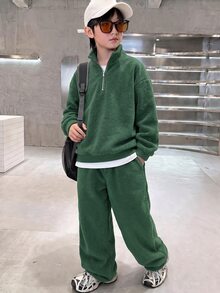 SHEIN 2件組兒童男童毛絨立領運動衫與運動長褲休閒百搭套裝，適合秋冬休閒運動、戶外活動、校園場合，休閒百搭秋冬服飾 - 墨綠色 - 查看 3