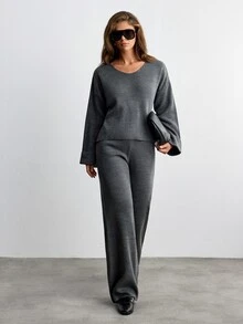 SHEIN طقم نسائي من قميص أبيض بياقة V وأكمام واسعة مزخرفة مع كنزة وبنطلون - رمادي - مشاهدة 5