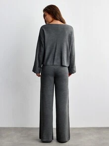 SHEIN طقم نسائي من قميص أبيض بياقة V وأكمام واسعة مزخرفة مع كنزة وبنطلون - رمادي - مشاهدة 2