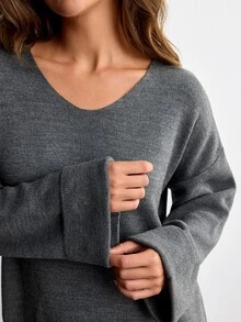 SHEIN طقم نسائي من قميص أبيض بياقة V وأكمام واسعة مزخرفة مع كنزة وبنطلون - رمادي - مشاهدة 10