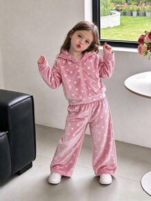 SHEIN 女童天鵝絨兩件套，滿版愛心印花，柔粉色調。連帽拉鍊短版上衣搭配喇叭長褲，面料柔軟光滑。簡約休閒版型，適合日常外出與購物，春夏秋冬穿搭皆宜，充滿活力少女風 - 粉色 - 查看 4