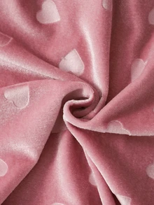 SHEIN 女童天鵝絨兩件套，滿版愛心印花，柔粉色調。連帽拉鍊短版上衣搭配喇叭長褲，面料柔軟光滑。簡約休閒版型，適合日常外出與購物，春夏秋冬穿搭皆宜，充滿活力少女風 - 粉色 - 查看 7