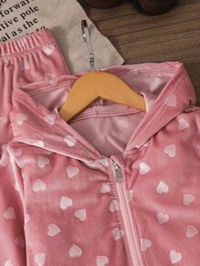 SHEIN 女童天鵝絨兩件套，滿版愛心印花，柔粉色調。連帽拉鍊短版上衣搭配喇叭長褲，面料柔軟光滑。簡約休閒版型，適合日常外出與購物，春夏秋冬穿搭皆宜，充滿活力少女風 - 粉色 - 查看 5
