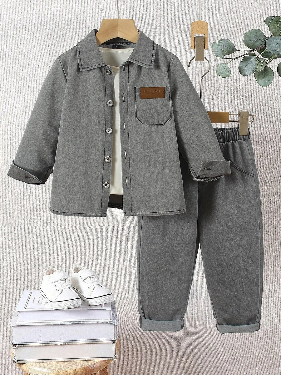 SHEIN 小男孩休閒長袖牛仔套裝，簡約寬鬆翻領，白色壓紋字母印花，口袋裝飾，舒適長褲，秋季校園穿搭生日禮物