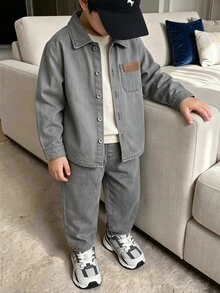 SHEIN 小男孩休閒長袖牛仔套裝，簡約寬鬆翻領，白色壓紋字母印花，口袋裝飾，舒適長褲，秋季校園穿搭生日禮物 - 黑色 - 查看 4