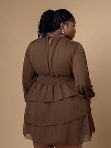 CurvyTilda 大码女式休闲/通勤/度假/下午茶纯色雪纺褶皱面料长袖短款连衣裙，腰部褶皱层叠下摆，意式荷叶边细节 - 咖啡棕 - 查看 4