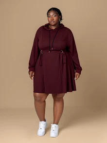 CurvyTilda فستان كاجوال مريح للنساء كبيرات الحجم مع خصر مربوط وقلنسوة - عنابي اللون - مشاهدة 2