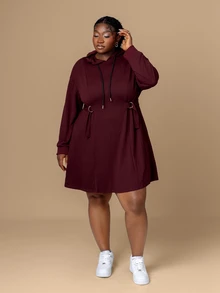 CurvyTilda فستان كاجوال مريح للنساء كبيرات الحجم مع خصر مربوط وقلنسوة - عنابي اللون - مشاهدة 4