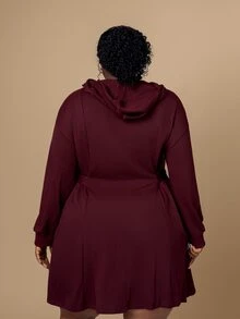 CurvyTilda فستان كاجوال مريح للنساء كبيرات الحجم مع خصر مربوط وقلنسوة - عنابي اللون - مشاهدة 5