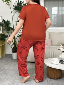 SHEIN طقم بيجامة قصير الأكمام مطبوع بالحروف والقلوب، مقاس كبير - الأحمر - مشاهدة 2