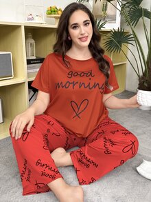 SHEIN طقم بيجامة قصير الأكمام مطبوع بالحروف والقلوب، مقاس كبير - الأحمر - مشاهدة 6