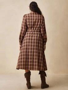 Nubod 大尺碼女款復古格紋新款秋季中長洋裝，領口設計、長袖、前排鈕扣、A字版型、收腰，簡約休閒度假風，適合四季穿著 - 棕色 - 查看 2