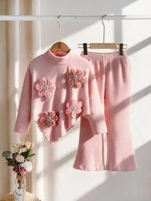 SHEIN Playful Pals 女童秋冬兩件套，粉色半高領設計，時尚披肩式不對稱下擺，寬鬆長袖；裝飾3D花朵（淺粉色+豆沙紅），溫柔甜美，搭配同色喇叭褲，完整套裝，簡約時尚，適合日常穿著 - 粉色 - 查看 1