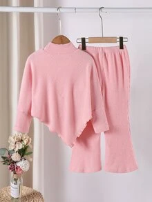 SHEIN Playful Pals 女童秋冬兩件套，粉色半高領設計，時尚披肩式不對稱下擺，寬鬆長袖；裝飾3D花朵（淺粉色+豆沙紅），溫柔甜美，搭配同色喇叭褲，完整套裝，簡約時尚，適合日常穿著 - 粉色 - 查看 2