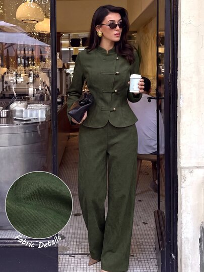 Modelyn Blusa Feminina com Gola Alta e Abotoada, Combinada com Calça Pantalona Verde Exército - Um Elegante Conjunto de Duas Peças Napoleon para Escritório, Brunch e Jantar
