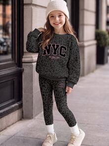 黑色與粉色時尚豹紋運動風拼色 NYC 字母圖案，年輕女孩休閒柔軟舒適寬鬆圓領套頭衛衣與內搭褲 2 件套，秋冬日常穿搭，街頭風，甜酷返校風，美式高街，甜酷慵懶，休閒時尚，保暖內裡 - 彩色 - 查看 4
