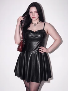 SHEIN ICON 女款大尺碼復古哥德風性感都市優雅個性Y2K黑色PU吊帶裙裝 秋季萬聖節派對夜店穿搭 - 黑色 - 查看 1