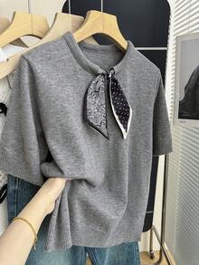 SHEIN 新款休闲简约圆领短袖上衣，采用佩斯利花纹和波点拼接元素，尽显精致法式风情；版型优化，可搭配连衣裙或裤装；宽松版型，高腰设计；袖口罗纹收口，撞色蝴蝶结领口，针织衫。 - 灰色 - 查看 7
