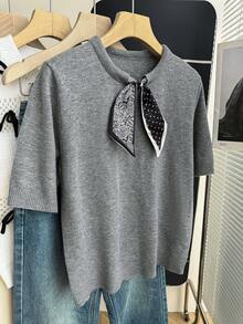 SHEIN 新款休闲简约圆领短袖上衣，采用佩斯利花纹和波点拼接元素，尽显精致法式风情；版型优化，可搭配连衣裙或裤装；宽松版型，高腰设计；袖口罗纹收口，撞色蝴蝶结领口，针织衫。 - 灰色 - 查看 6