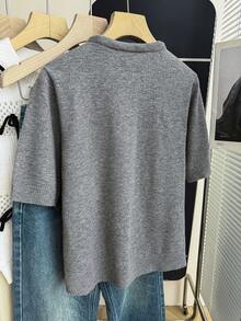 SHEIN 新款休闲简约圆领短袖上衣，采用佩斯利花纹和波点拼接元素，尽显精致法式风情；版型优化，可搭配连衣裙或裤装；宽松版型，高腰设计；袖口罗纹收口，撞色蝴蝶结领口，针织衫。 - 灰色 - 查看 3