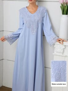 Mulvari فستان نسائي أنيق بلون سادة وياقة مطرزة على شكل حرف V بقصة فضفاضة وأكمام طويلة واسعة - الأزرق - مشاهدة 9