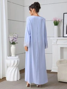 Mulvari فستان نسائي أنيق بلون سادة وياقة مطرزة على شكل حرف V بقصة فضفاضة وأكمام طويلة واسعة - الأزرق - مشاهدة 7