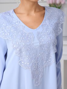 Mulvari فستان نسائي أنيق بلون سادة وياقة مطرزة على شكل حرف V بقصة فضفاضة وأكمام طويلة واسعة - الأزرق - مشاهدة 3