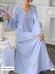 Mulvari فستان نسائي أنيق بلون سادة وياقة مطرزة على شكل حرف V بقصة فضفاضة وأكمام طويلة واسعة - الأزرق - مشاهدة 6