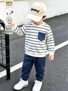 SHEIN 2件組男童幼兒運動衫套裝，長袖圓領上衣配條紋對比口袋，搭配藍色長褲，棉混紡面料，觸感柔軟，適合學校、戶外玩耍等多種場合 - 彩色 - 查看 1
