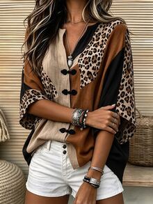 SHEIN ملابس علوية نسائي جديد بأسلوب صيني بياقة واقفة وأزرار ضفدعية وأكمام قصيرة، طباعة نمر مع كتل لونية وتصميم رقعة فضفاضة بأكتاف منسدلة، كارديجان بياقة على شكل حرف V - متعدد الألوان - مشاهدة 3