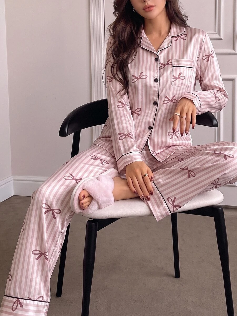 SHEIN 2件組青少年女孩優雅格紋緞面睡衣套裝 秋冬仙女亮片家族款 蝴蝶結印花長袖上衣與條紋長褲居家服 - 粉色 - 查看 1