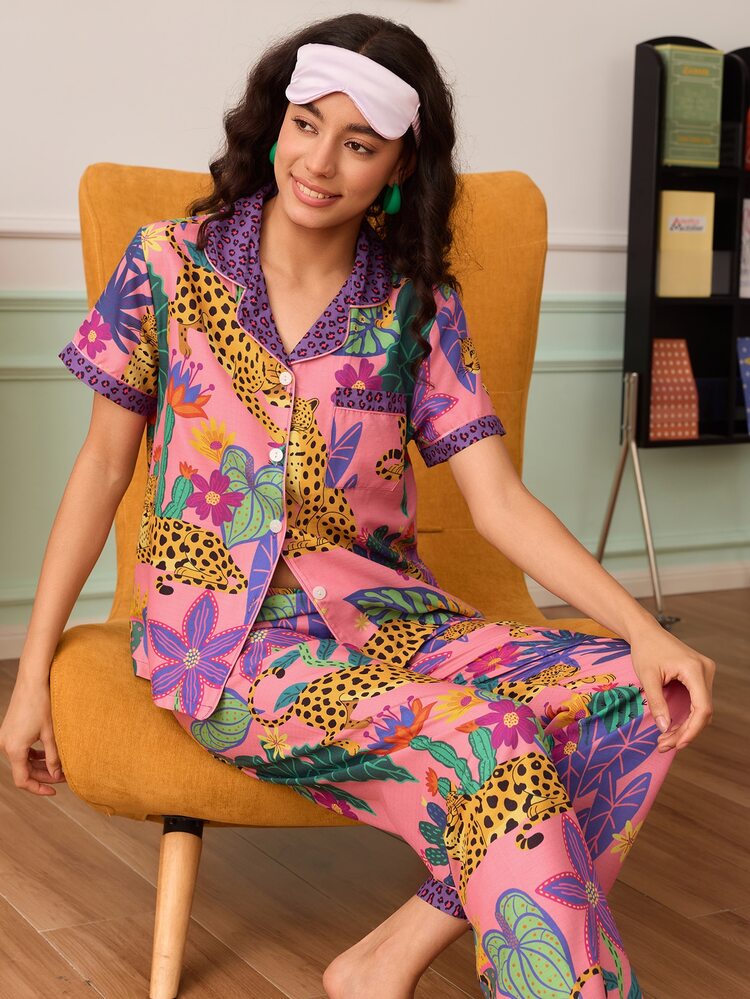 Chillnights Conjunto de pijama para mujer con cuello, botones delanteros y estampado vibrante y divertido de leopardo & plantas tropicales, moda joven - Rosa - Añade 4