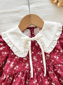 Cozy Pixies فستان كاجوال للبنات الصغيرات منسوج بنقوش زهرية وتصميم رقعات بألوان متباينة مع كشكشة وياقة بيتر بان - متعدد الألوان - مشاهدة 8