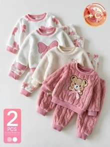 SHEIN 2件組幼女可愛甜美粉白蝴蝶結熊圖案毛茸茸長袖圓領加厚套頭衛衣與運動長褲，冬季聖誕節假期派對保暖舒適套裝 - 杏色 - 查看 2