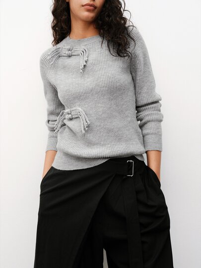 Maija Nouveau pull femme style chinois urbain gris beige automne/hiver avec boutons grenouille, patte asymétrique, coupe ample décontractée, col rond