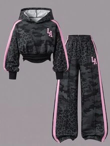 SHEIN 青少年女孩秋冬迷彩豹紋短版連帽衛衣與寬腿運動長褲套裝 LA字母粉色條紋 2件式運動休閒套裝 - 黑色 - 查看 4