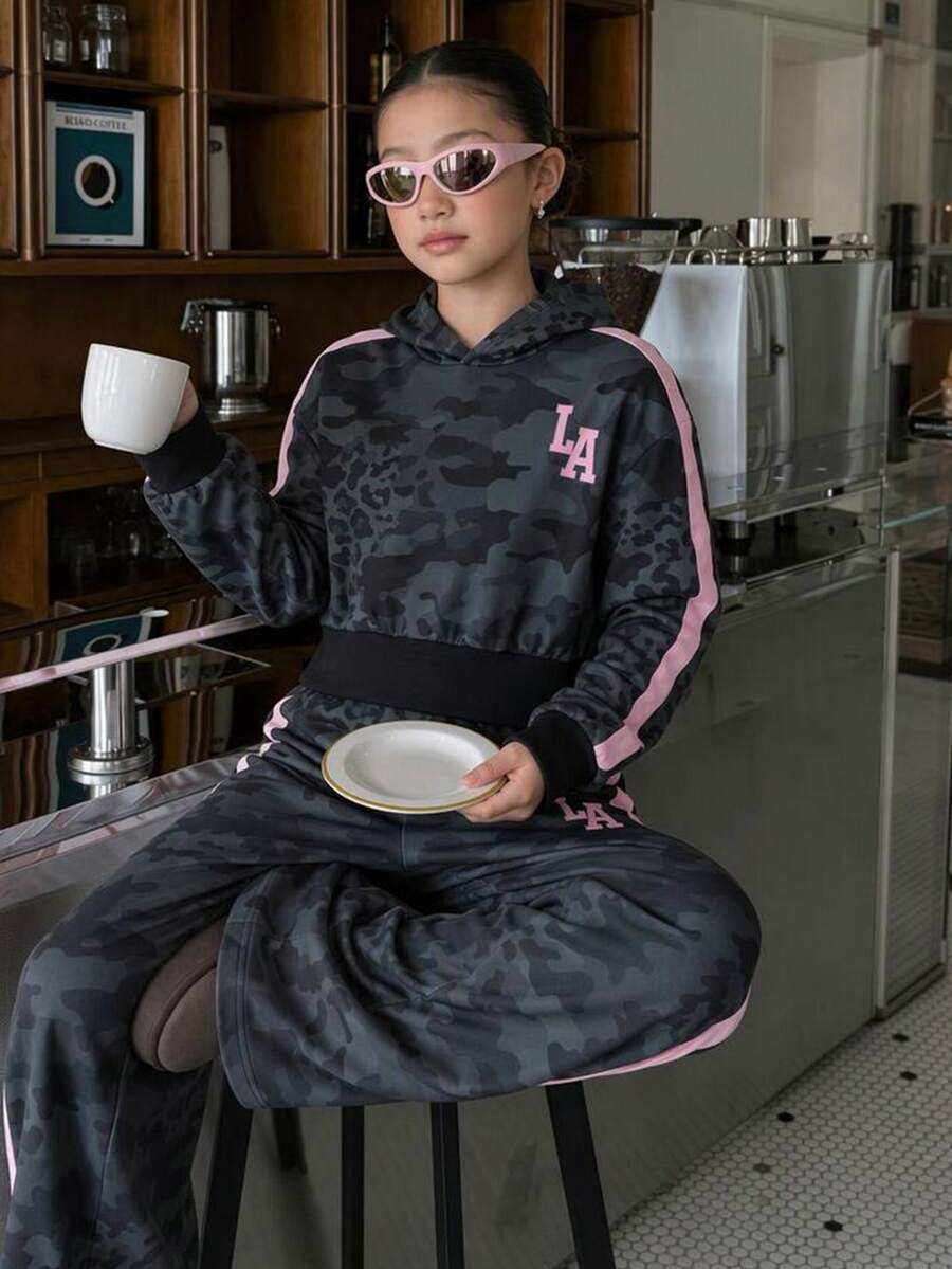 SHEIN 青少年女孩秋冬迷彩豹紋短版連帽衛衣與寬腿運動長褲套裝 LA字母粉色條紋 2件式運動休閒套裝 - 黑色 - 查看 1