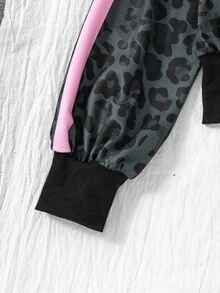 SHEIN 青少年女孩秋冬迷彩豹紋短版連帽衛衣與寬腿運動長褲套裝 LA字母粉色條紋 2件式運動休閒套裝 - 黑色 - 查看 7