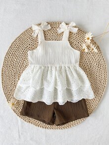 SHEIN 女嬰刺繡鏤空荷葉邊上衣短褲套裝 幼兒蝴蝶結肩帶背心襯衫 米白色深棕色 夏季 2件套 親子套裝 - 棕色 - 查看 4