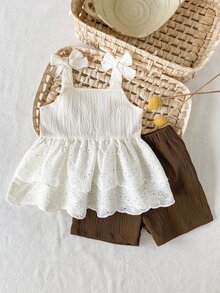 SHEIN 女嬰刺繡鏤空荷葉邊上衣短褲套裝 幼兒蝴蝶結肩帶背心襯衫 米白色深棕色 夏季 2件套 親子套裝 - 棕色 - 查看 11
