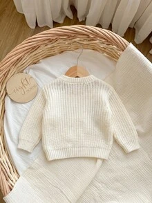 SHEIN كنزة صوفية كاجوال للأطفال حديثي الولادة مطرزة بحروف، بياقة دائرية وأكمام طويلة، للخريف - بيج - مشاهدة 2