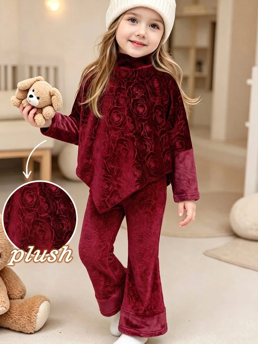 SHEIN 2件組幼女上衣喇叭褲套裝,優雅酒紅玫瑰壓紋天鵝絨,不對稱下擺長袖高領派對冬款聖誕連身裙 - 紅色 - 查看 1
