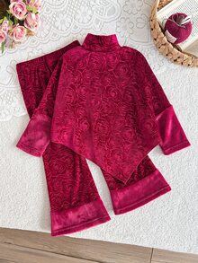 SHEIN 2件組幼女上衣喇叭褲套裝，優雅酒紅玫瑰壓紋天鵝絨，不對稱下擺長袖高領派對冬款聖誕連身裙 - 紅色 - 查看 2