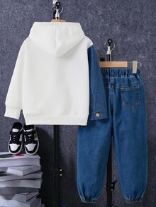 SHEIN 男孩牛仔拼接衛衣套裝，秋冬新品，街頭休閒風，白色+中藍牛仔色，日常街頭穿搭。不對稱牛仔拼接設計搭配皮革貼布裝飾；寬鬆連帽上衣與錐形收口長褲，採用舒適優質棉牛仔面料製成。適合日常穿著、上學與外出 - 藍色 - 查看 2