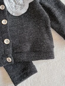 SHEIN 2件組幼兒女嬰針織開襟衫褲套裝，可愛黑白花卉刺繡，長袖圓領前扣式，修身版型，羅紋冬款 - 深灰色 - 查看 5
