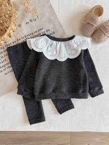 SHEIN 2件組幼兒女嬰針織開襟衫褲套裝，可愛黑白花卉刺繡，長袖圓領前扣式，修身版型，羅紋冬款 - 深灰色 - 查看 2
