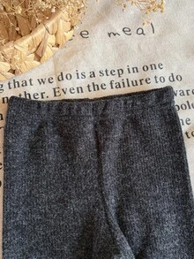 SHEIN 2件組幼兒女嬰針織開襟衫褲套裝，可愛黑白花卉刺繡，長袖圓領前扣式，修身版型，羅紋冬款 - 深灰色 - 查看 6