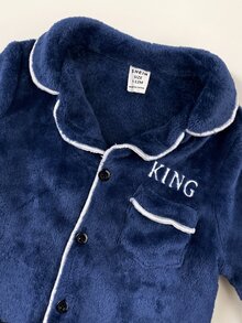 SHEIN 男嬰字母刺繡毛絨單排扣長袖秋季上衣與長褲家居服，家庭套裝熱帶風，隨機發貨 - 寶藍色 - 查看 3