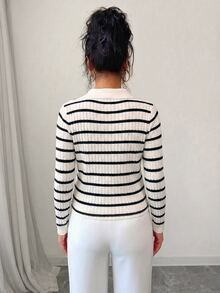 GlowEve 春秋新款黑白條紋 Polo 衫，長袖翻領 V 領前開襟 T-shirt，通勤成熟風，法式休閒，適合日常穿著、職場造型、度假出遊，四季直筒版型 - 黑與白 - 查看 2